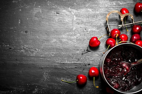 Cherry jam i en kastrull. — Stockfoto