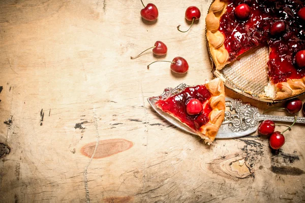 Corte um pedaço de torta de cereja . — Fotografia de Stock