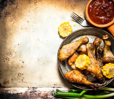 Mısır ve domates soslu tavuk budu.