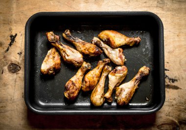 Tavuk budu fırın tepsisine.