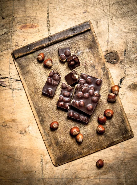 Schokolade mit ganzen Nüssen. — Stockfoto