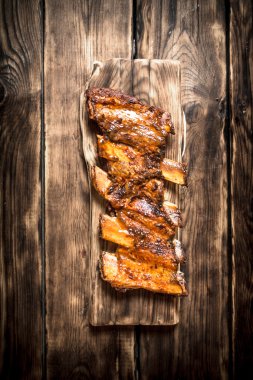 Eski tahta üzerinde ızgara kaburga füme.