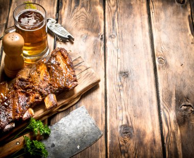 Domuz kaburga ızgara et balta ve bira ile.