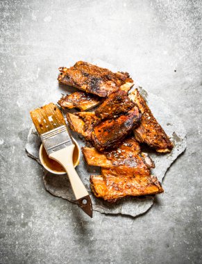 Domates soslu ızgara domuz kaburga.