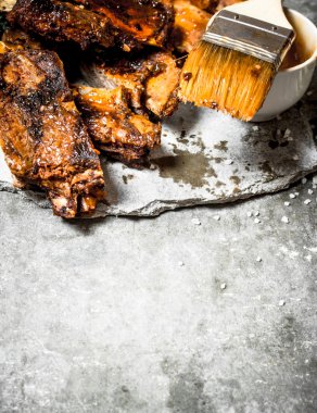 Domates soslu ızgara domuz kaburga.