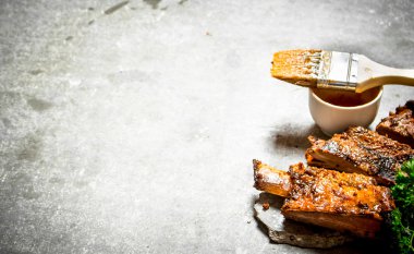 Domates soslu ızgara domuz kaburga.