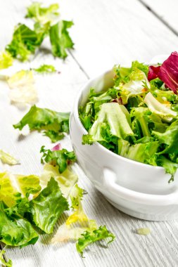 Yeşil taze salata bir kase.