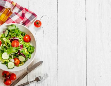 Salata, domates ve salatalık yeşillikleri ile .