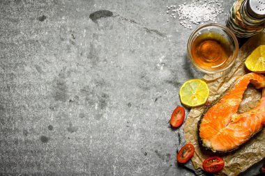 Zeytinyağı, domates, limon ve baharatlar ile ızgara somon.