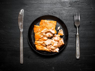 Bir tabak kızarmış alabalık filetosu .