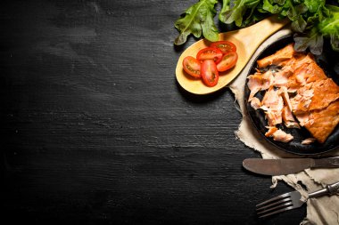 Domates ve otlar ile ızgara somon.