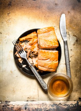 Kızarmış alabalık bir çatal ile plaka.