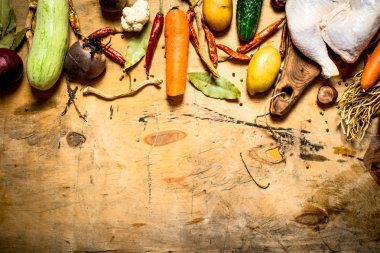 Sebze ve çorba baharatlar ile çiğ tavuk.