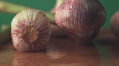 Süper yavaş çekimde sarımsak masaya düşer. 1000 fps hızla yüksek hızlı bir kamerayla çekildi..