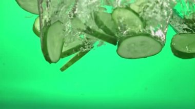 Su altında hava kabarcıkları olan süper yavaş hareket eden salatalık parçaları. 1000 fps hızla yüksek hızlı bir kamerayla çekildi..