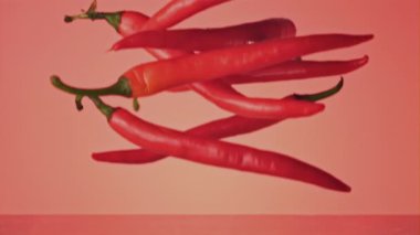 Süper yavaş çekim olgun kırmızı biber suya su sıçratarak düşer. 1000 fps hızla yüksek hızlı bir kamerayla çekildi..