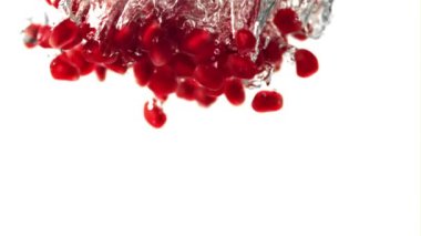 Süper yavaş hareket eden nar taneleri hava kabarcıklarıyla birlikte suyun altına düşer. 1000 fps hızla yüksek hızlı bir kamerayla çekildi..