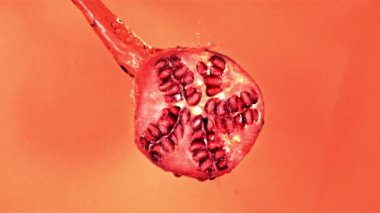 Nar diliminde süper yavaş çekim bir jet su doldurur. 1000 fps hızla yüksek hızlı bir kamerayla çekildi..