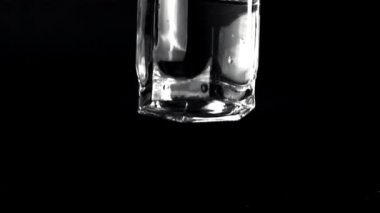 Su bardağının çok yavaş bir şekilde masaya düşmesi. 1000 fps hızla yüksek hızlı bir kamerayla çekildi..