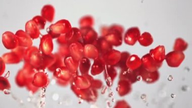 Süper yavaş çekim tahıllı nar yükselir. 1000 fps hızla yüksek hızlı bir kamerayla çekildi..