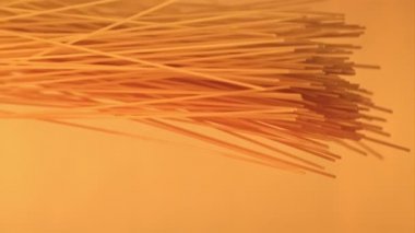 Süper yavaş çekimde makarna kurudu. 1000 fps hızla yüksek hızlı bir kamerayla çekildi..