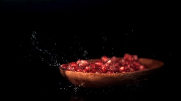 Super slow motion träplatta med granatäpple korn droppar. Inspelning på en höghastighetskamera vid 1000 fps. — Stockvideo