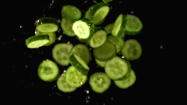 超级慢动作切片黄瓜与水飞溅。用1000 fps的高速相机拍摄. — 图库视频影像