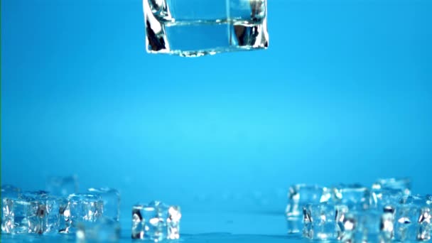 Super slow motion glas med vatten faller på bordet med stänk. Inspelning på en höghastighetskamera vid 1000 fps. — Stockvideo