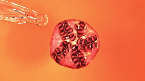 Super slow motion on the slice of the pomegranate pours a jet of water. Filmed on a high-speed camera at 1000 fps. — Stock Video