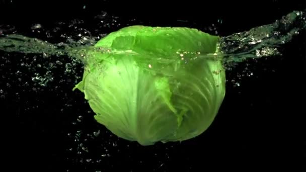 Super powolny kapusta w wodzie z pęcherzykami powietrza. Nagrywane na szybkiej kamerze z prędkością 1000 fps. — Wideo stockowe