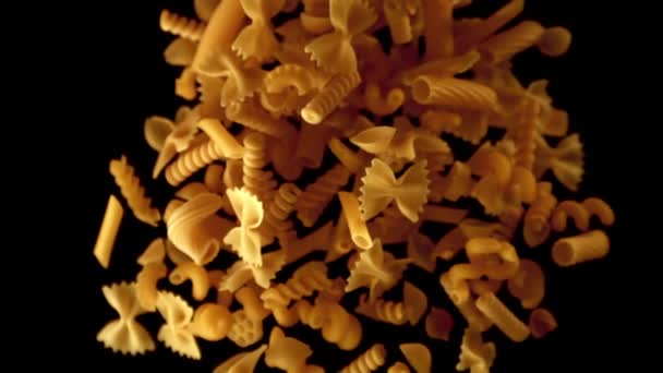 Super slow motion laat de droge pasta vallen. Gefilmd op een hoge snelheidscamera met 1000 fps. — Stockvideo