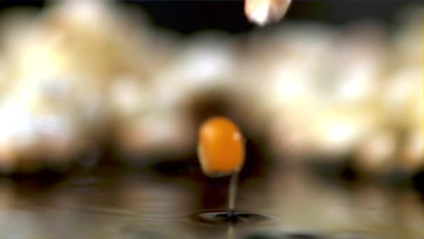 I popcorn al rallentatore cadono nell'olio. Girato su una telecamera ad alta velocità a 1000 fps. — Video Stock