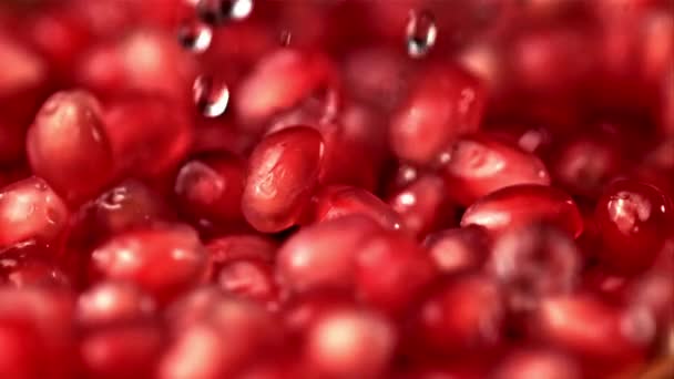 Super slow motion on the pomegranate grains fall drops of water. Filmed on a high-speed camera at 1000 fps. — Stock Video