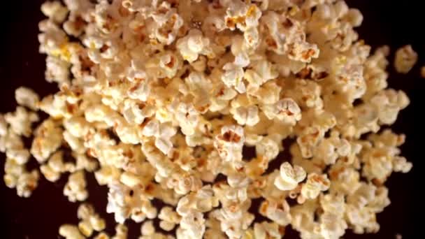 Powstaje popcorn w zwolnionym tempie. Nagrywane na szybkiej kamerze z prędkością 1000 fps. — Wideo stockowe