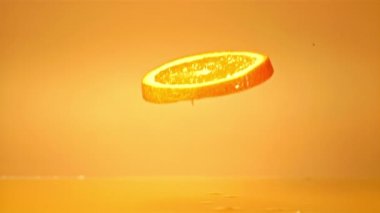 Süper yavaş çekimde portakal suyu sıçratarak portakal suyuna karışıyor. Çekim 1000 fps 'de..