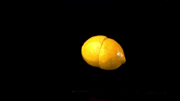 Super slow motion saftig citron faller på bordet och bryter sig in i halvor.Filmade på en höghastighetskamera på 1000 fps. — Stockvideo