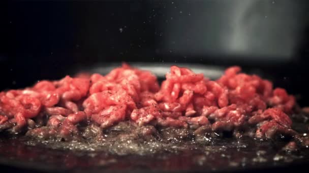 超スローモーションのミンチ肉はオイルのスプラッシュで揚げられます。1000 fpsで高速カメラで撮影. — ストック動画