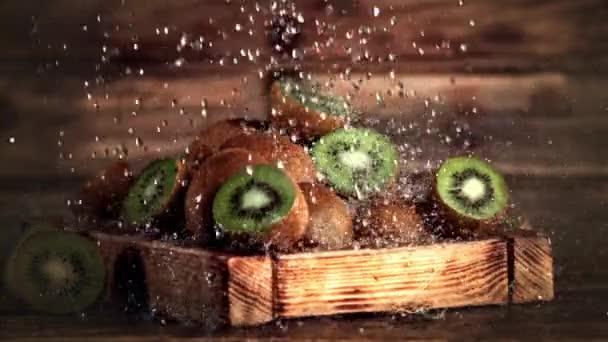 Супер повільний рух на ківі в дерев'яному лотку падає вода. Знято на високошвидкісній камері зі швидкістю 1000 к/с . — стокове відео