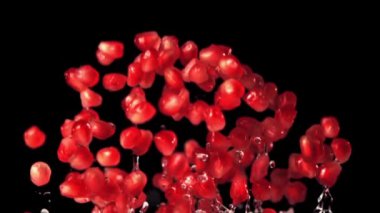 Olgun nar taneciklerinin süper yavaş çekimi. 1000 fps hızla yüksek hızlı bir kamerayla çekildi..