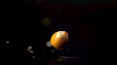 Patlamış mısırın süper yavaş çekim gücü patlıyor. 1000 fps hızla yüksek hızlı bir kamerayla çekildi..