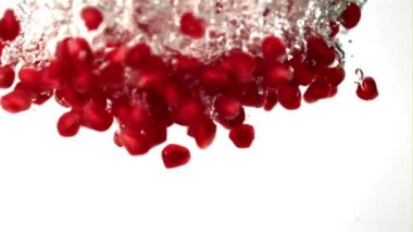 Süper yavaş hareket eden nar taneleri hava kabarcıklarıyla birlikte suyun altına düşer. 1000 fps hızla yüksek hızlı bir kamerayla çekildi..