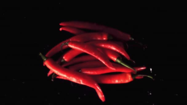 Super slow motion gousses de piment avec gouttelettes d'eau.Filmé sur une caméra haute vitesse à 1000 ips. — Video