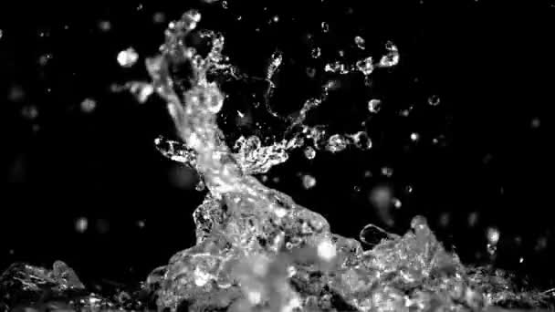 Super cámara lenta salpica el agua sobre un fondo negro. Filmado en una cámara de alta velocidad a 1000 fps. — Vídeo de stock