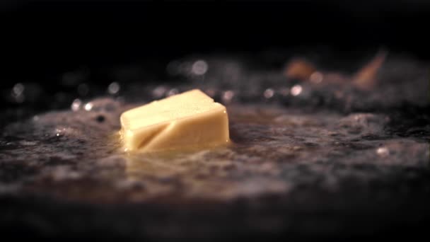 Super slow motion nella padella scioglie un pezzo di burro. Girato su una telecamera ad alta velocità a 1000 fps. — Video Stock