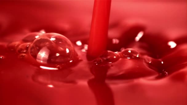 Super pomalý tryskový rajčatový džus nalévá vzduchové bubliny.Natáčí se na vysokorychlostní kameru při 1000 snímcích za sekundu. — Stock video