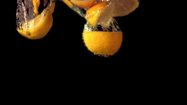 Fatias de limão de movimento super lento sob a água com bolhas de ar. Filmado em uma câmera de alta velocidade a 1000 fps. — Vídeo de Stock