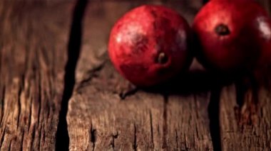 Süper yavaş çekimde olgun nar tahta tahtalardan aşağı yuvarlanır. 1000 fps hızla yüksek hızlı bir kamerayla çekildi..