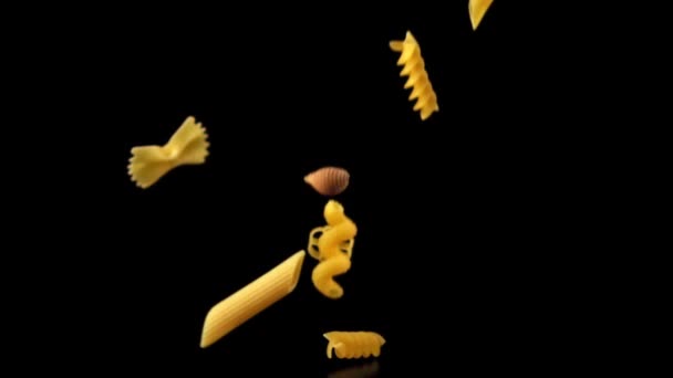 Super slow motion olika typer av torr pasta falla. Inspelning på en höghastighetskamera vid 1000 fps. — Stockvideo