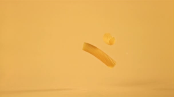 Super slow motion pasta cannelloni torr faller. Inspelning på en höghastighetskamera vid 1000 fps. — Stockvideo