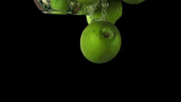 Super slow motion stukjes verse appelstapel vallen onder het water met luchtbellen. Gefilmd op een hoge snelheidscamera met 1000 fps. — Stockvideo